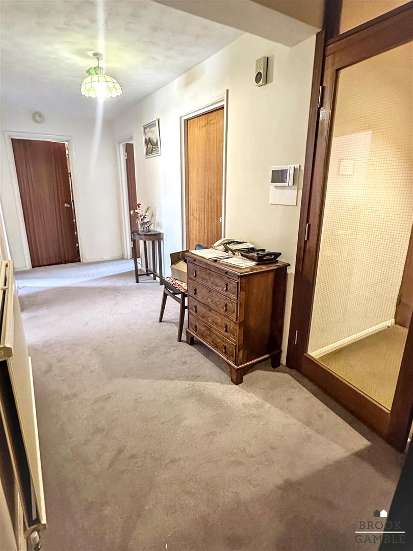 3 Bedroom Flat. St. Johns Road in Eastbourne,  5